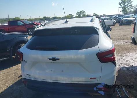 2025 Chevrolet Trax Fwd 2Rs z USA, uszkodzony, nr VIN KL77LJEP3SC268332